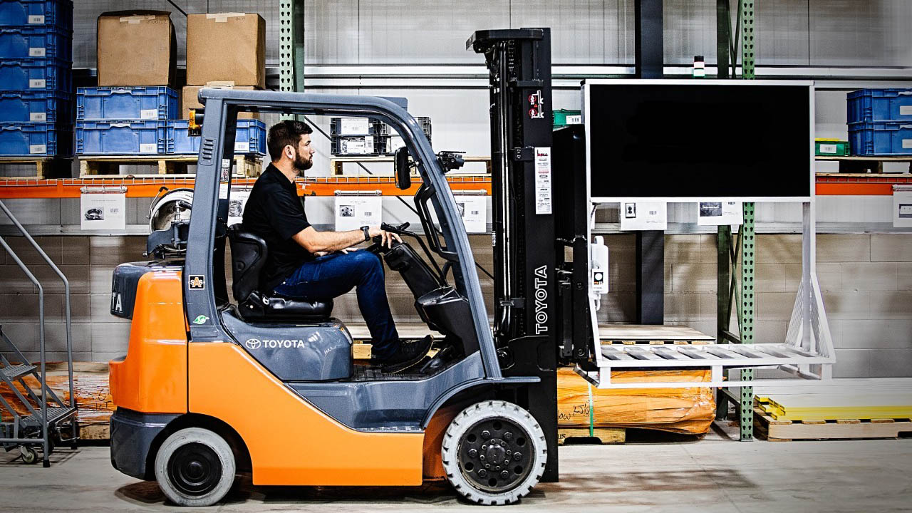 Warehouse and Distribution Center Operators are Reaching for the Sky with Mobile RFID Pallet