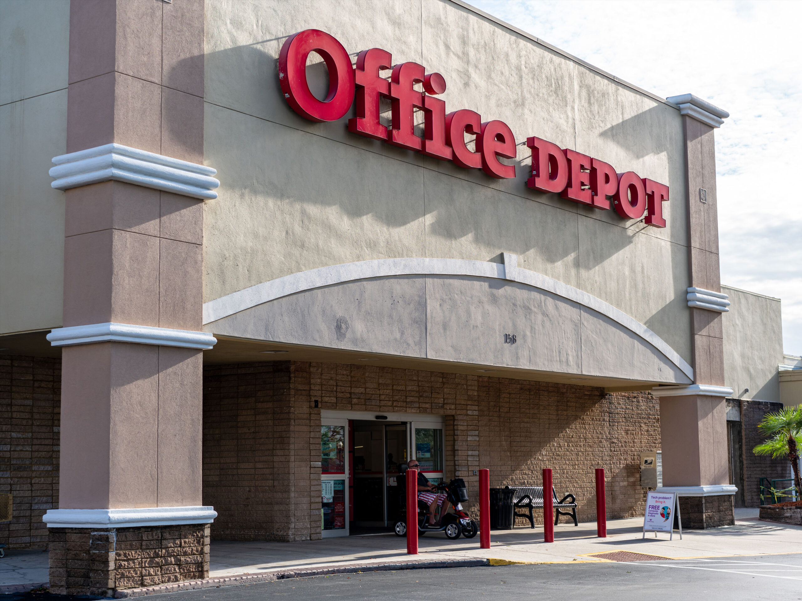 Office Depot, a global leader in office supply retail, tackled operational challenges head-on by adopting Zebra Technologies’ Workcloud Workforce Optimization Suite. With over 13,000 associates across 1,500 stores, the company faced inefficiencies caused by fragmented systems and manual processes. By unifying scheduling and task management through Zebra Workcloud, Office Depot achieved remarkable results.