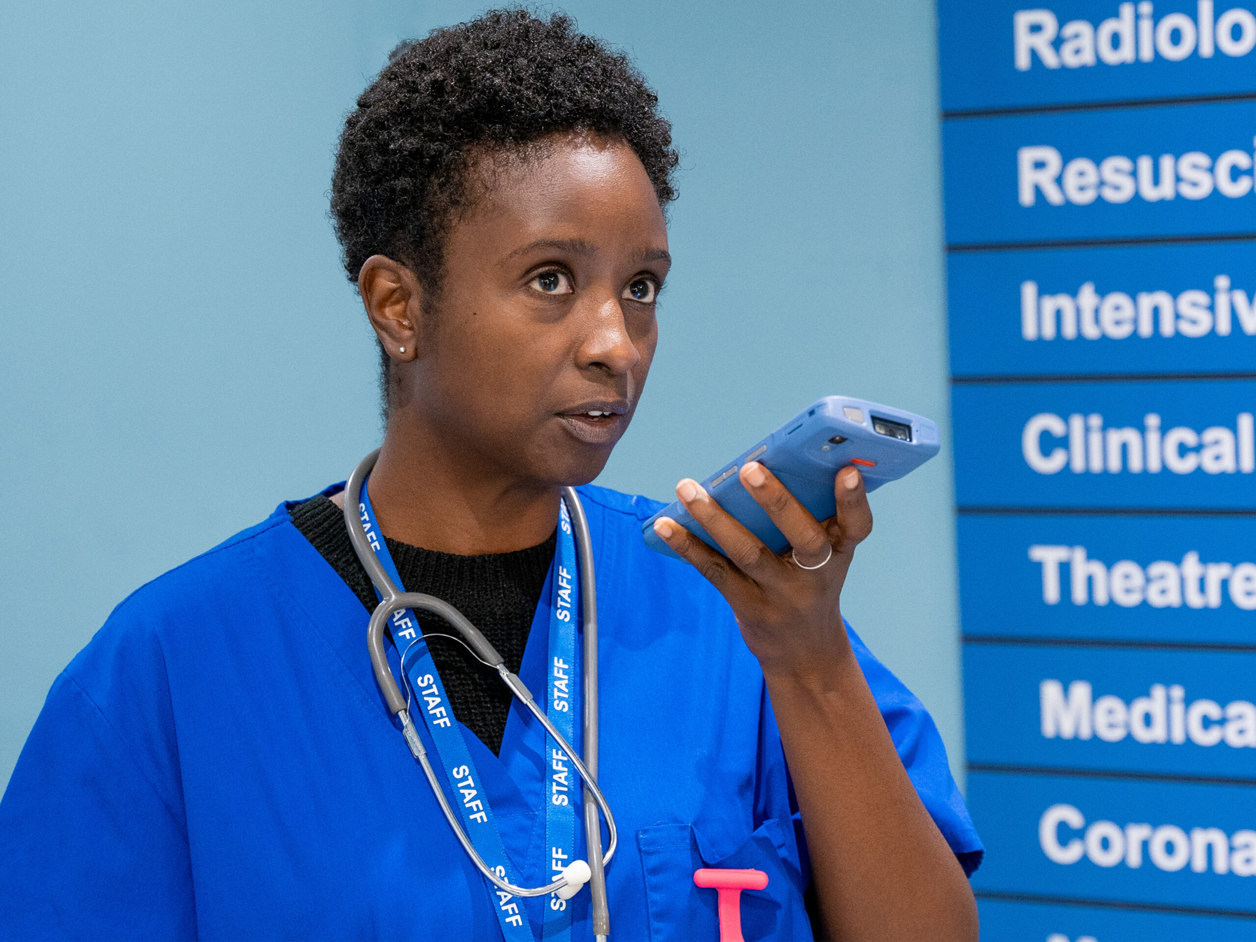 healthcare-photography-website-hc50-nurse-in-hallway-using-ptt-4x3-3600x2700